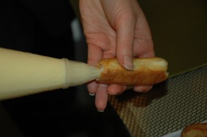 filling an éclair with the pastry cream