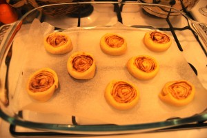 place cinnamon rolls on the baking tray
